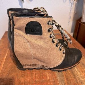 Sorel wedge boots in excellent shape!